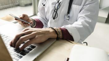 Descubren que su título no es válido, tendrá que repetir 8 exámenes pero ya lleva 16 años como doctora