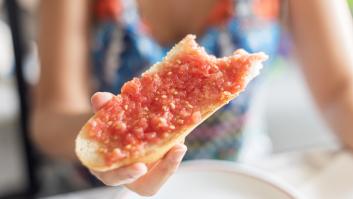 Pide una tostada con tomate, la hostelera dice que no tiene, el cliente se quiere ir y el desenlace pone de acuerdo a pocos