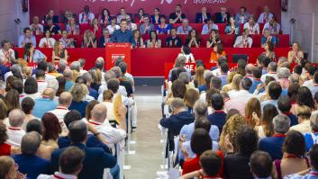 El PSOE achica agua en su Comité Federal mientras el PP disfruta su Congreso en una cala sin olas: crónica de un sábado más