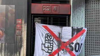 Vandalizan la sede del PSPV-PSOE en Valencia con pintura y una sábana con el logo del partido tachado