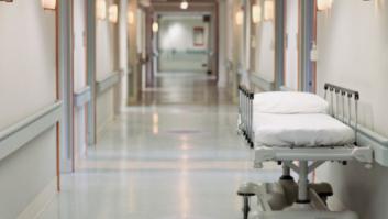Pagó 3.600 euros para operarse de hemorroides porque el hospital no le daba cita: ahora la Justicia obliga a compensarla