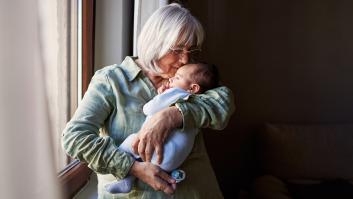 Una psiquiatra alerta sobre ser abuela hoy: "La carga mental cambia según la frecuencia con la que ves a tus nietos"