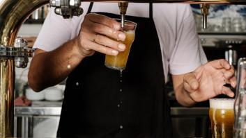 Le pide una cerveza y la petición que le hace después escandaliza a la camarera: muchos explican el porqué