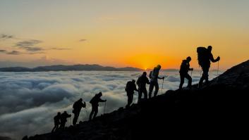 Una pareja de turistas se quedan atrapados en una peligrosa montaña sin arneses y la clave es cómo llegaron allí