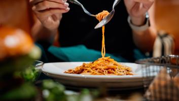Se atiborran, se escapan sin pagar del restaurante y el dueño clama: "Las cuentas tienen que cuadrar"