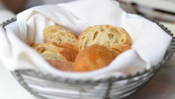 Tras la polémica llega la explicación: en estos casos te pueden cobrar el pan un restaurante