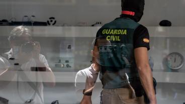 Un agente de la Guardia Civil, en una operación contra estafas y tráfico de drogas en Sevilla, en una imagen de archivo.