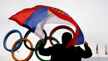 Un hombre ondea una bandera rusa ante los aros olímpicos