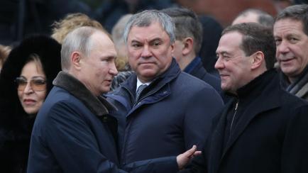 Putin saluda a Medvedev en un acto oficial en Moscú