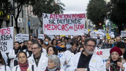 MADRID, SPAIN - DECEMBER 21: Hundreds of doctors and pediatricians hold placards during a demonstration on December 21, 2022, in Madrid, Spain. Striking primary care doctors and pediatricians are once again marching through the streets of downtown Madrid, coinciding with the first month of indefinite strikes for almost 5,000 professionals in this first level of care. In the framework of this fifth week of strikes, tomorrow, December 22nd, a new edition of the so-called 'White Night' will take place in the health centers, with lock-ins like the ones that already took place last week in more than a dozen centers. During this month of strike, there have been five meetings between both parties to try to bring positions closer without reaching an agreement and with a sixth appointment in the air, waiting to close a date for this new meeting. (Photo By Alberto Ortega/Europa Press via Getty Images)