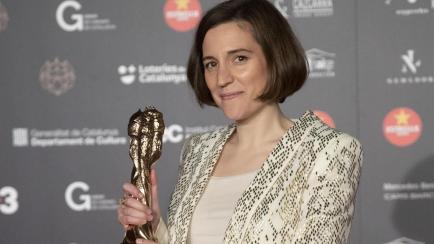 La directora Carla Simón posa con uno de los Premios Gaudí recibidos por su película 'Alcarrás'