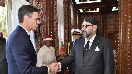 Pedro Sánchez y Mohamed VI se saludan durante un encuentro en Rabat, en noviembre de 2018.
