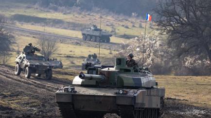 Un tanque francés Leclerc del primer regimiento de Chasseurs Thierville-sur-Meuse, durante una maniobra de la OTAN en Rumanía, en 2022.