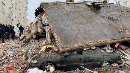 Un edificio derrumbado sobre un coche, en la localidad turca de Diyarbakir, tras el terremoto de magnitud 7,4 que ha golpeado Turquía y Siria.