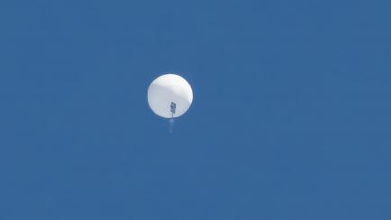 El presunto globo espía chino poco antes de ser derribado sobre Surfside Beach, Carolina del Sur