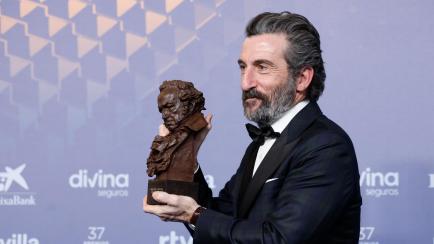 Luis Zahera con su Goya a Mejor Actor de Reparto por 'As Bestas'.