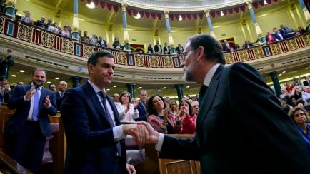Mariano Rajoy (derecha) felicita a Pedro Sánchez tras la moción de censura que le desalojó de La Moncloa en 2018.