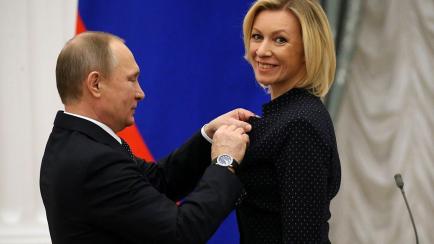 Putin condecora a Maria Zakharova en una ceremonia en el Kremlin