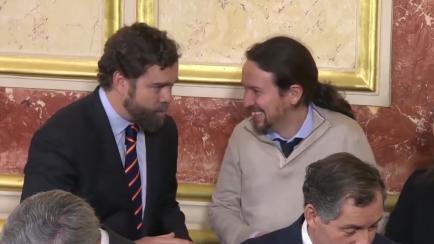 Iván Espinosa de los Monteros (Vox) y Pablo Iglesias (Podemos) ríen durante el acto del Día de la Constitución en el Congreso.