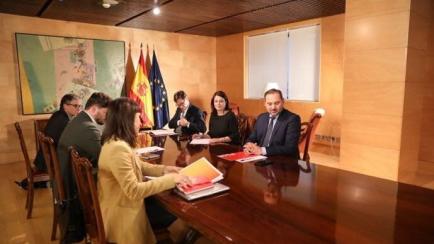 Reunión entre los representantes de ERC (izquierda) y PSOE (derecha)