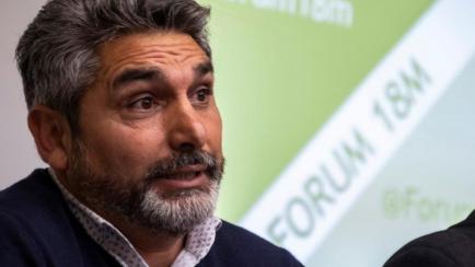 El presidente del PP también ha reclutado para sus listas a Juan José Cortés, conocido tristemente por ser el padre de Mari Luz, la niña de 5 años asesinada por un pederasta en Huelva. Será el número uno por esta provincia. (Foto: EFE). 