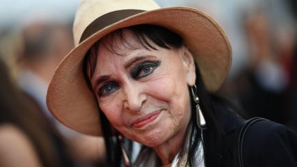 TOPSHOT - Danish-French actress Anna Karina poses as she arrives on May 8, 2018 for the screening of the film "Todos Lo Saben (Everybody Knows)" and the opening ceremony of the 71st edition of the Cannes Film Festival in Cannes, southern France....