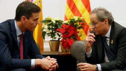 El presidente del Gobierno en funciones, Pedro Sánchez, y el presidente de la Generalitat, Quim Torra (d), durante una reunión. EFE/Toni Albir/Archivo