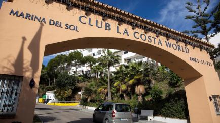 Vista de la entrada de la urbanización Club La Costa de Mijas (Málaga)