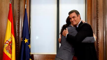 Abrazo entre Pedro Sánchez y Pablo Iglesias este lunes en el Congreso.