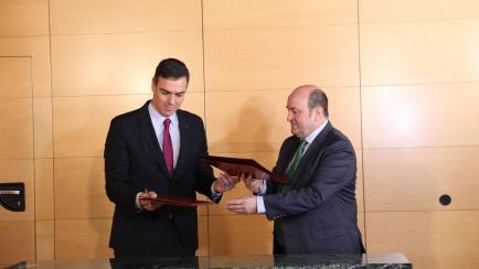 El líder del PSOE, Pedro Sánchez, y el presidente del PNV, Andoni Ortuzar