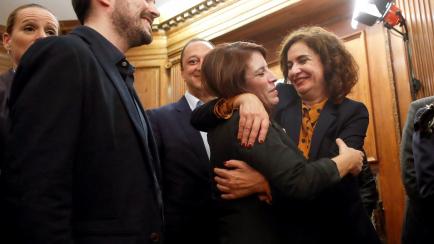 La ministra de Hacienda María José Montero (d) abraza a la portavoz socialista en el Congreso, Adriana Lastra (c), en presencia del coordinador federal de Izquierda Unida, Alberto Garzón (i).