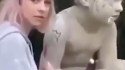 Una modelo polaca revienta a martillazos una estatua de 200 años de antigüedad para ganar más seguidores en Instagram.