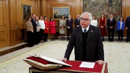 El nuevo ministro de Universidades, Manuel Castells, jura o promete su cargo. EFE/Emilio Naranjo