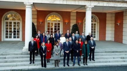 El presidente del gobierno, Pedro Sánchez, posa con su nuevo gabinete de ministros en el Palacio de la Moncloa antes del primer Consejo de Ministros celebrado este martes. 