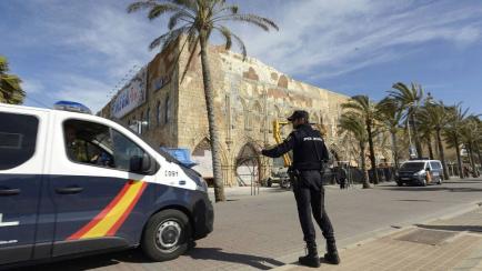 Un furgón de la Policía Nacional en la playa de Palma de Mallorca. 