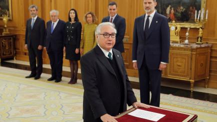 Spain's new Minister of Universities Manuel Castells takes the oath of office  during a ceremony next to Spanish King Felipe VI (R) at the Zarzuela Palace in Madrid, on January 13, 2020. - Spain's socialist Prime Minister Pedro Sanchez on Sunday...