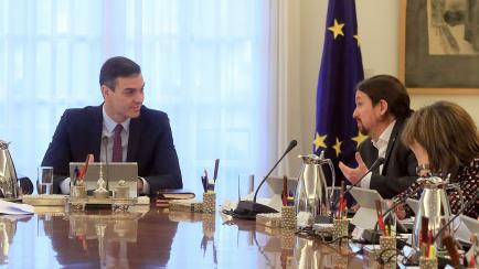 El presidente del Gobierno, Pedro Sánchez (i), conversa con el vicepresidente de Derechos Sociales y Agenda 2030, Pablo Iglesias (2d).