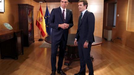 El presidente del Gobierno en funciones, Pedro Sánchez, se reúne con el lí­der del PP, Pablo Casado.