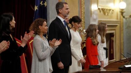 La presidenta del Congreso, Meritxell Batet (2i) y la presidenta del Senado, Pilar Llop (i) aplauden al rey Felipe VI 