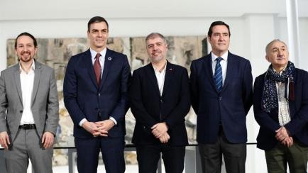 El presidente del Gobierno, Pedro Sánchez, y los agentes sociales tras la firma el pasado jueves del acuerdo para subir a 950 euros brutos mensuales el salario mínimo interprofesional (SMI) en 2020.