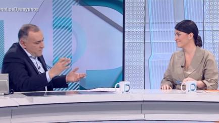 El presentador de Los Desayunos de TVE, Xabier Fortes, y la dirigente de Podemos, Macarena Olona.