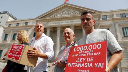 Concentrados en las puertas del Congreso pidiendo una ley de eutanasia