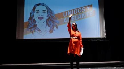 La portavoz de Ciudadanos en el Congreso, Inés Arrimadas, participa en un encuentro con afiliados del partido bajo el lema "Unidos y adelante". EFE/Víctor Lerena