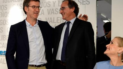 Popular Party (PP) regional candidates, Galician Alberto Nunez Feijoo (L) and Basque Alfonso Alonso (R) attend the Popular Party's national executive committee in Madrid on September 26, 2016, a day after regional elections in the Basque Country...