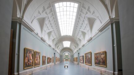 Galería central del Museo del Prado cerrada al público.