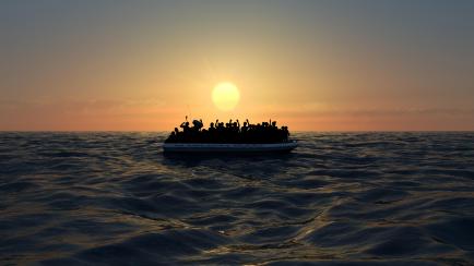 Embarcación con decenas de migrantes a bordo, a la deriva en el Mediterráneo