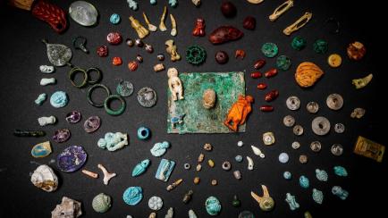 Vista de algunos de los amuletos encontrados en Pompeya. 