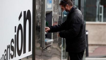Un hombre saca dinero de un cajero el pasado 7 de abril en Madrid.