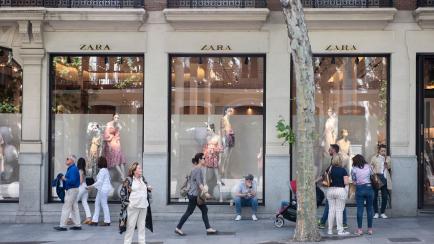 SPAIN - 2019/05/25: Spanish multinational clothing design retail company by Inditex, Zara, store seen in Madrid. (Photo by Budrul Chukrut/SOPA Images/LightRocket via Getty Images)