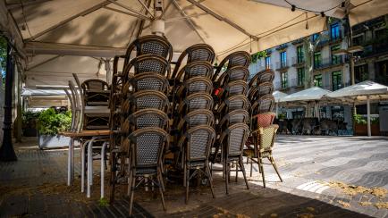 Sillas y mesas de la terraza de un restaurante cerrado en Barcelona durante el confinamiento (Paco Freire / Echoes Wire/Barcroft Media via Getty Images)